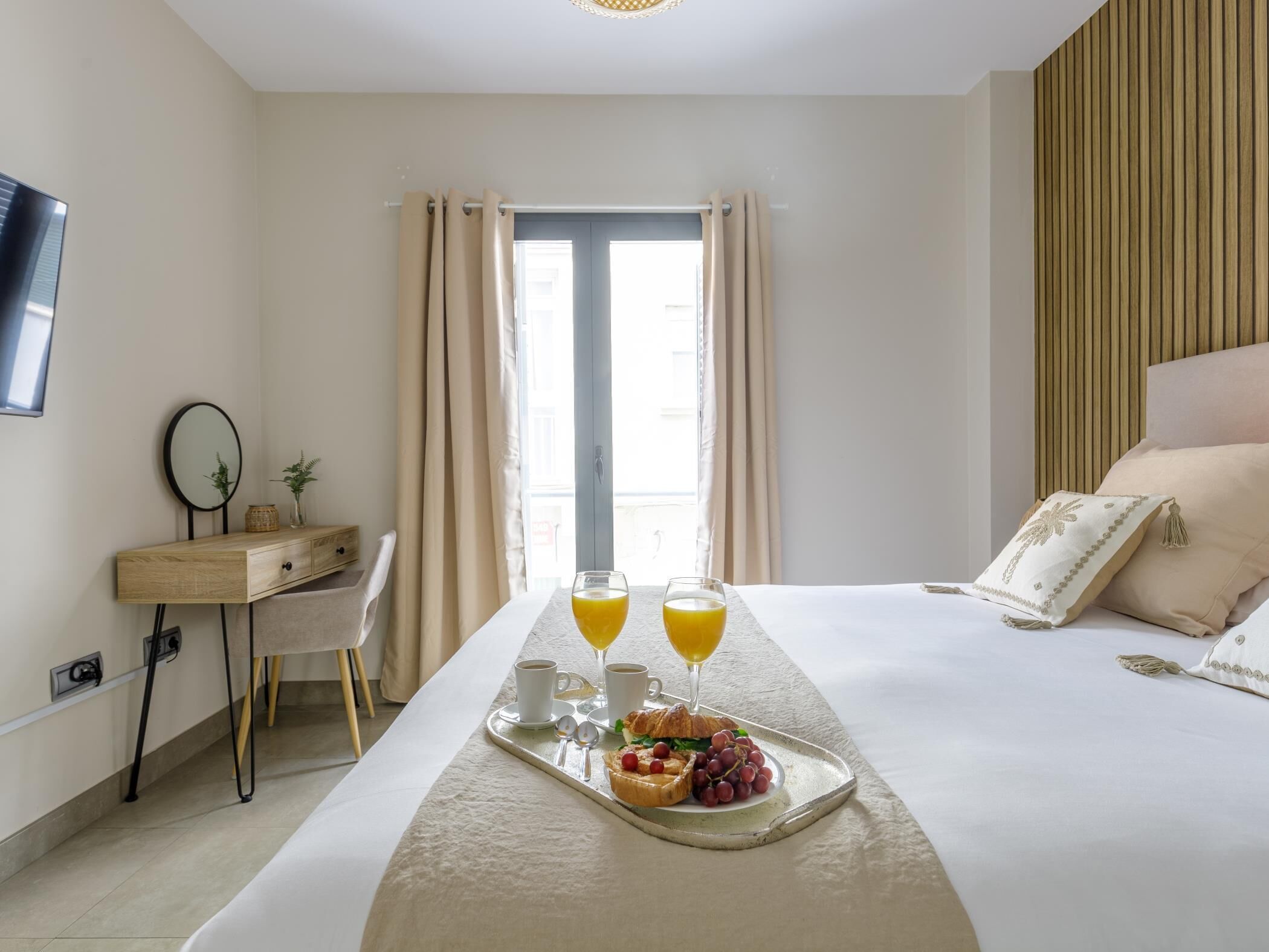 2 bedrooms, iron/ironing board, internet