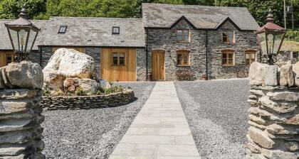 Cosy Barn - Sleeps 8, Hot Tub & Countryside Views