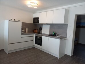 Een koelkast, een magnetron, een oven, een kookplaat