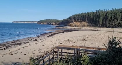 Beach access with Ocean View; Cabot Trail 25 km away.