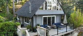 Private cabin with Hot Tub!!! close to lake, beaches, trails and king size bed.