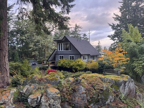 Private Cabin w/ Hot Tub • Near Beaches & Trails 30 min from Victoria • King Bed