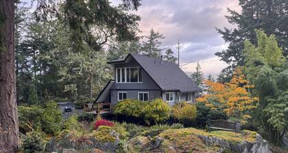 Private Cabin w/ Hot Tub • Near Beaches & Trails 30 min from Victoria • King Bed
