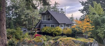 Private Cabin w/ Hot Tub • Near Beaches & Trails 30 min from Victoria • King Bed