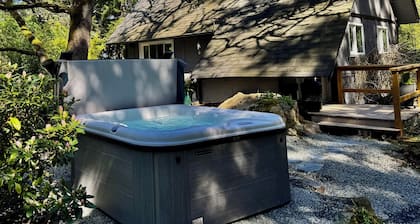 Private cabin with Hot Tub!!! close to lake, beaches, trails and king size bed.