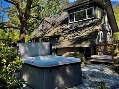 Private cabin with Hot Tub!!! close to lake, beaches, trails and king size bed.