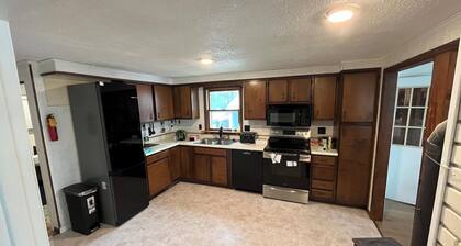 Charming 3-bedroom 2-bath house in the heart of Winter Harbor with AC, WiFi.