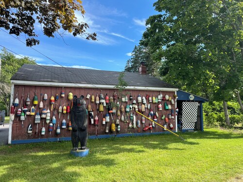 Charming 3-bedroom 2-bath house in the heart of Winter Harbor with AC, WiFi. 