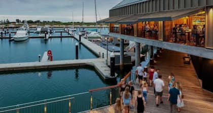 Rom Baro's Tiny Beach House - beachside studio with pool in Shellharbour Village