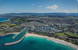 Nær stranden og strandhåndklær