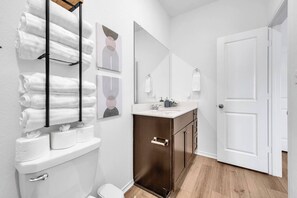 Sèche-cheveux, serviettes fournies