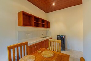 Camera Deluxe | Cucina privata | Frigorifero, piano cottura