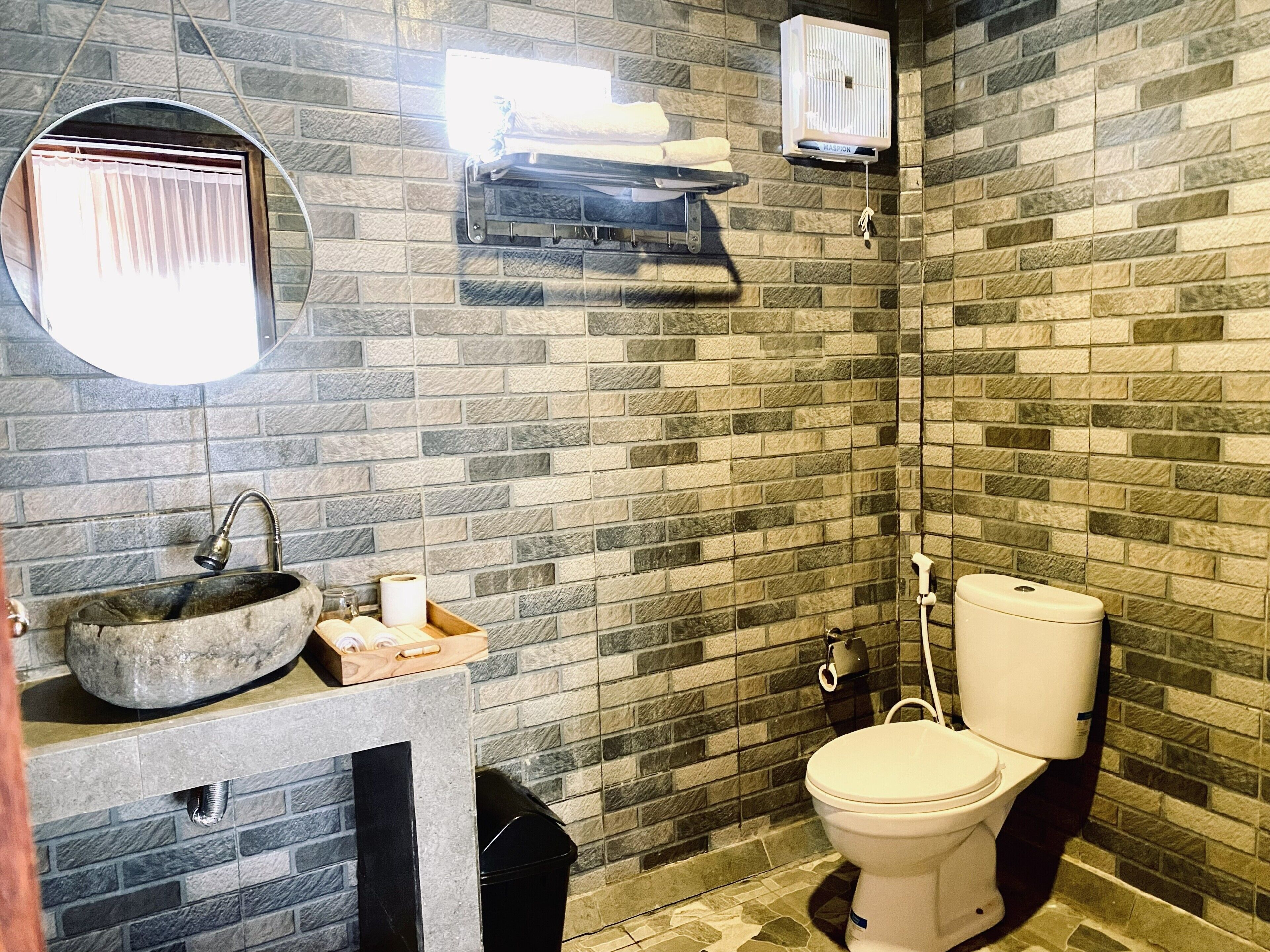 Premier-Zimmer, Poolblick | Badezimmer | Dusche, Regendusche, kostenlose Toilettenartikel, Haartrockner