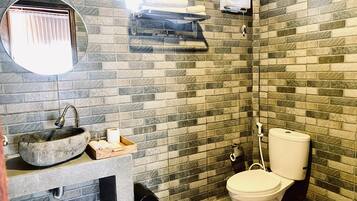 Premier-Zimmer, Poolblick | Badezimmer | Dusche, Regendusche, kostenlose Toilettenartikel, Haartrockner