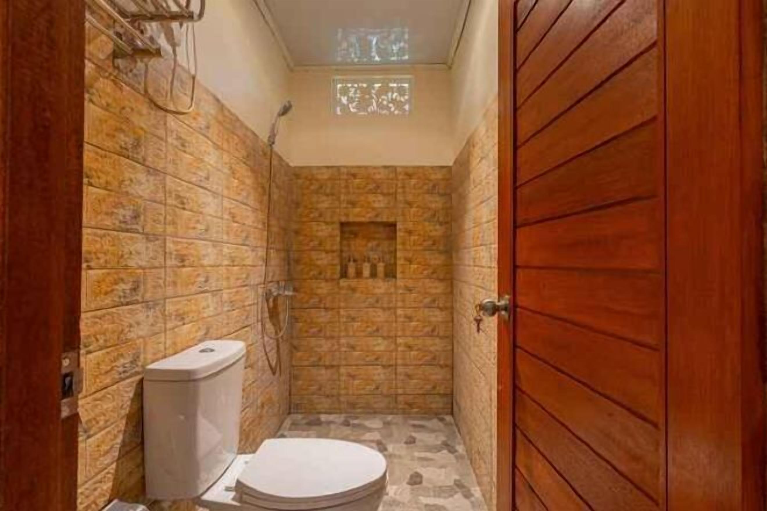 Bathroom | Shower, rainfall showerhead, free toiletries, hair dryer