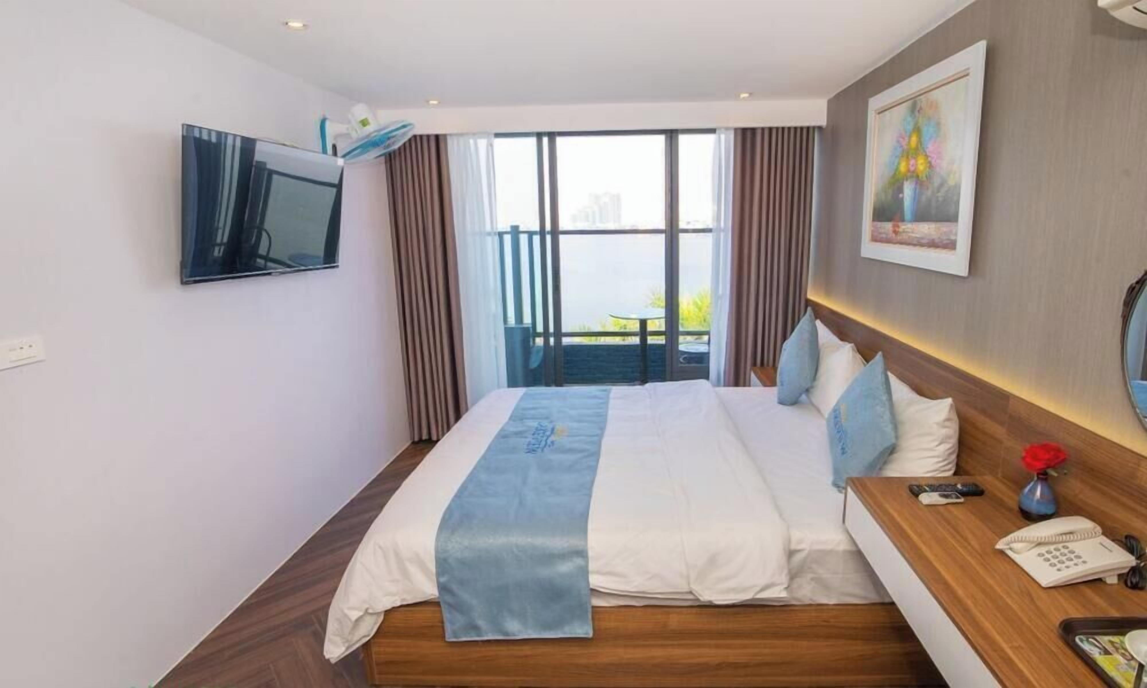 Minibar, free WiFi, bed sheets