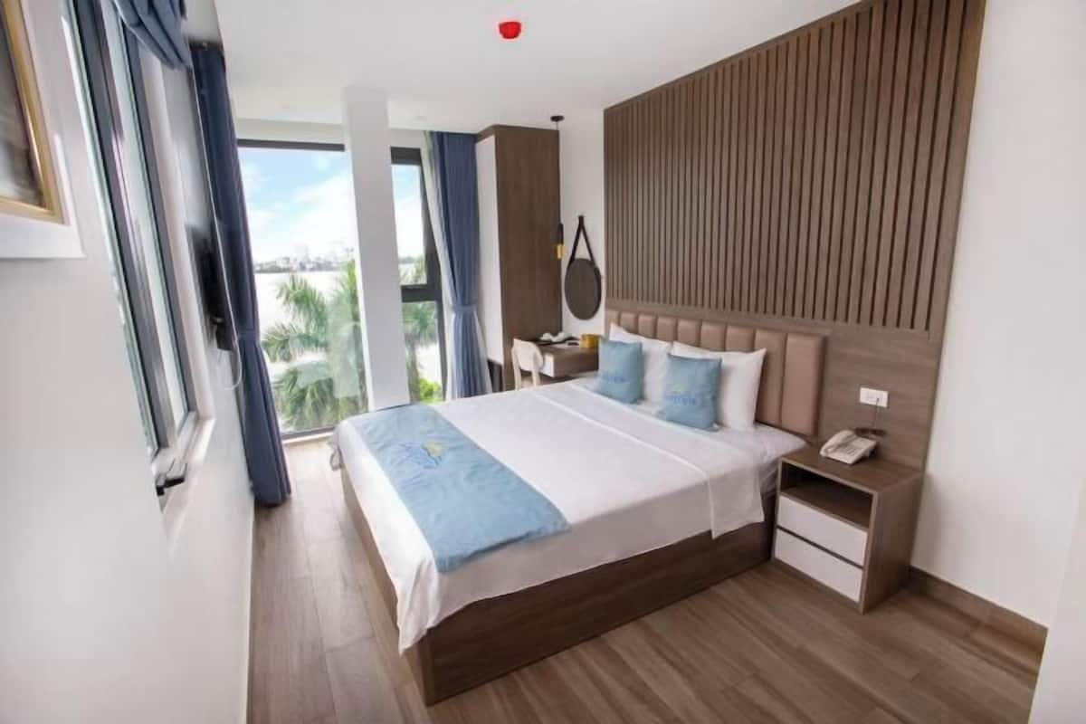 Minibar, WiFi (free), bed sheets
