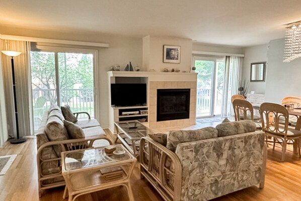 Een televisie en een dvd-speler