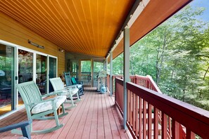 Terrace/patio - Lakefront home with mountain views, grill, firepit and dock (Cullowhee)