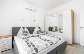 2 bedrooms, iron/ironing board, travel cot, free WiFi