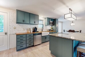 Een koelkast, een magnetron, een oven, een kookplaat