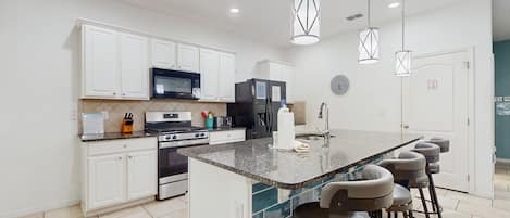 Geladeira, micro-ondas, fogão, cooktop