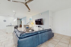 TV - Townhome with private pool in Solterra resort, ADA friendly (Davenport)