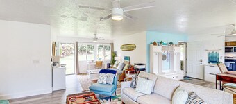 Relaxing dog-friendly home near beaches, private W/D and shared pool