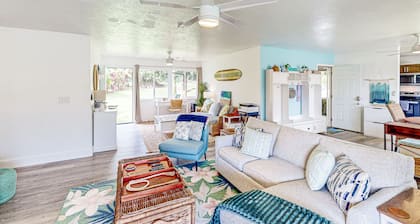 Relaxing dog-friendly home near beaches, private W/D and shared pool