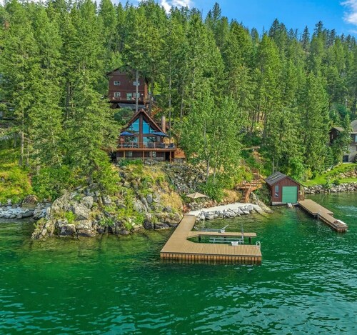 Lakeside Retreat Sleeps 16 w/ Guest House, 2 docks