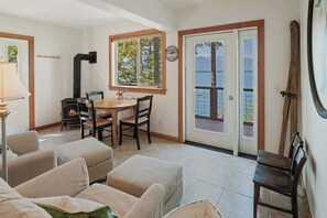 Een smart-tv en een open haard