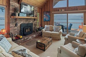 Een smart-tv en een open haard