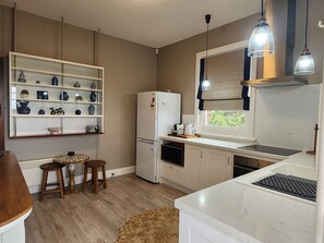 Fridge, microwave, oven, stovetop - Bowen Toft House- eco home from home (South Hobart)