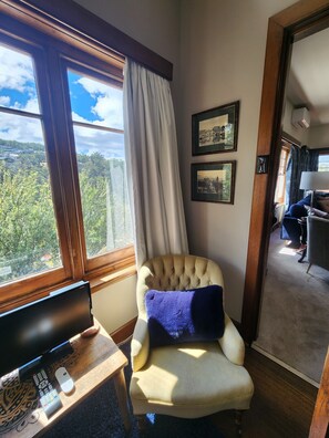 Smart TV, video games, DVD player, books - Bowen Toft House- eco home from home (South Hobart)