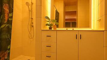 Dusj, håndklær, såpe og toalettpapir