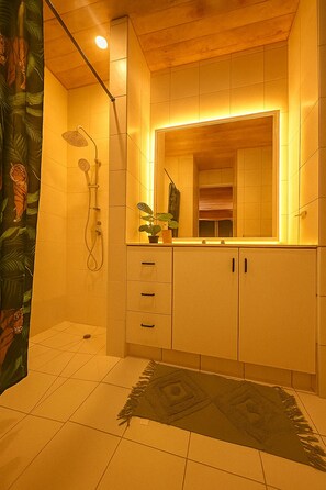 Shower, towels, soap, toilet paper - Free unlimited Wifi & AC spacious 4 bedroom (Rarotonga)