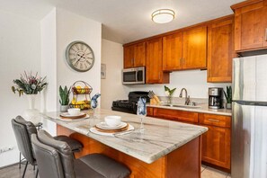 Fridge, microwave, oven, stovetop - KVL 105 Stylish Stay w Lanai + AC Walk2Beach (Kihei)
