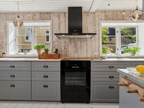 Kühlschrank, Geschirrspüler, Kochgeschirr/Geschirr/Besteck