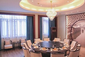 Restaurant - GOLD RIVER-SIDE RESORT HOTEL WUZHEN (Tongxiang)