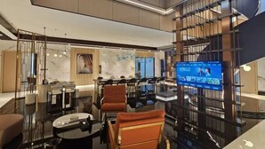A spacious lobby with a high ceiling, a large screen displaying information, and a modern interior design. - Naixing Shihu Leisure Mountain Resort (Chaozhou)