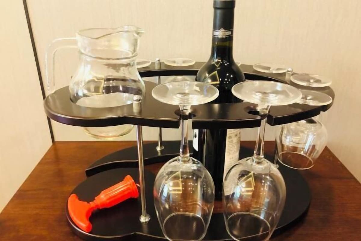 Una estación de degustación de vinos con varias copas y una botella.