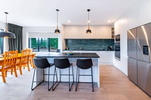 Fridge, microwave, oven, stovetop - Contemporary Thyme Cottage (Albert Town)