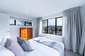 4 bedrooms, iron/ironing board, WiFi, bed sheets - Contemporary Thyme Cottage (Albert Town)