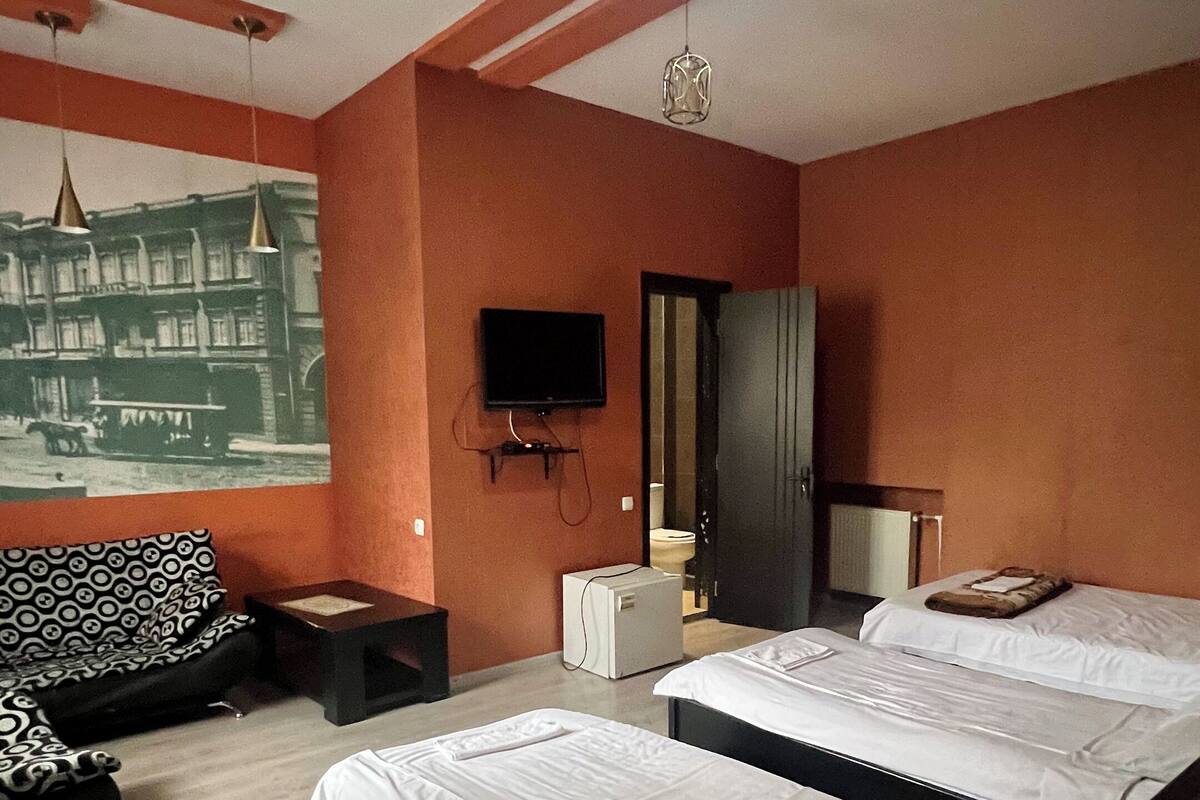 Habitación cuádruple clásica, vista a la ciudad | Espacio para trabajar con laptop, cortinas blackout y insonorización