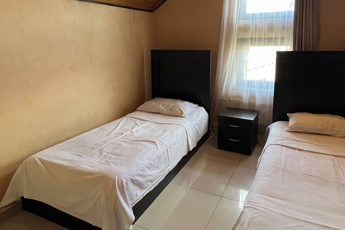 Habitación Confort con 2 camas individuales, vista a la ciudad | Espacio para trabajar con laptop, cortinas blackout y insonorización