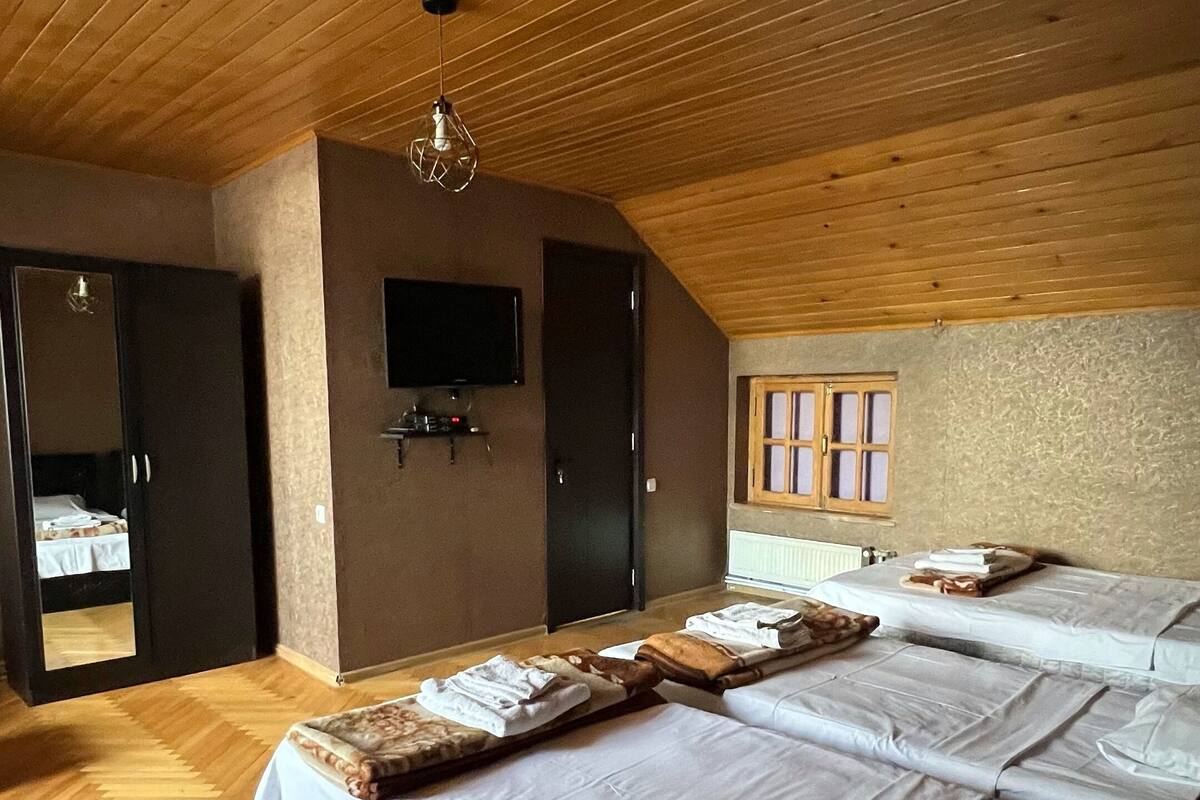 Habitación cuádruple, vista a la ciudad | Espacio para trabajar con laptop, cortinas blackout y insonorización