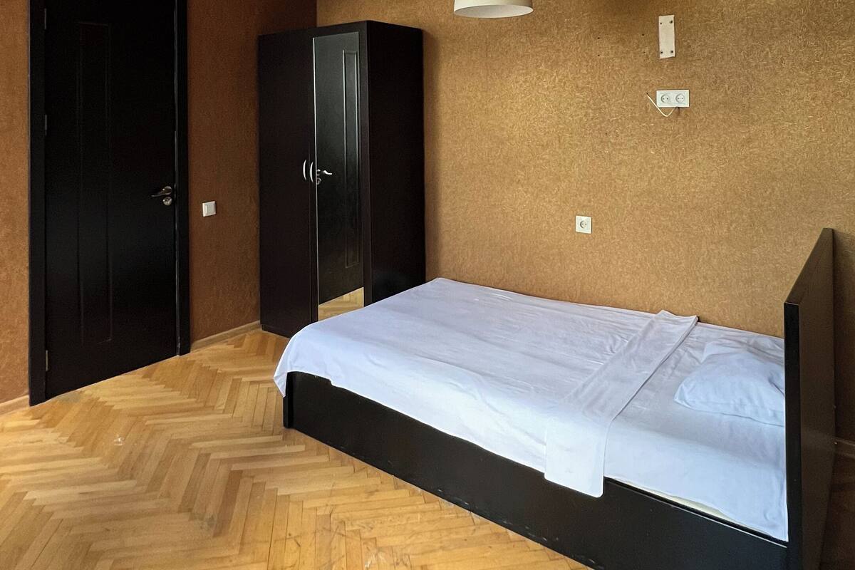 Habitación doble Confort, vista a la ciudad | Espacio para trabajar con laptop, cortinas blackout y insonorización