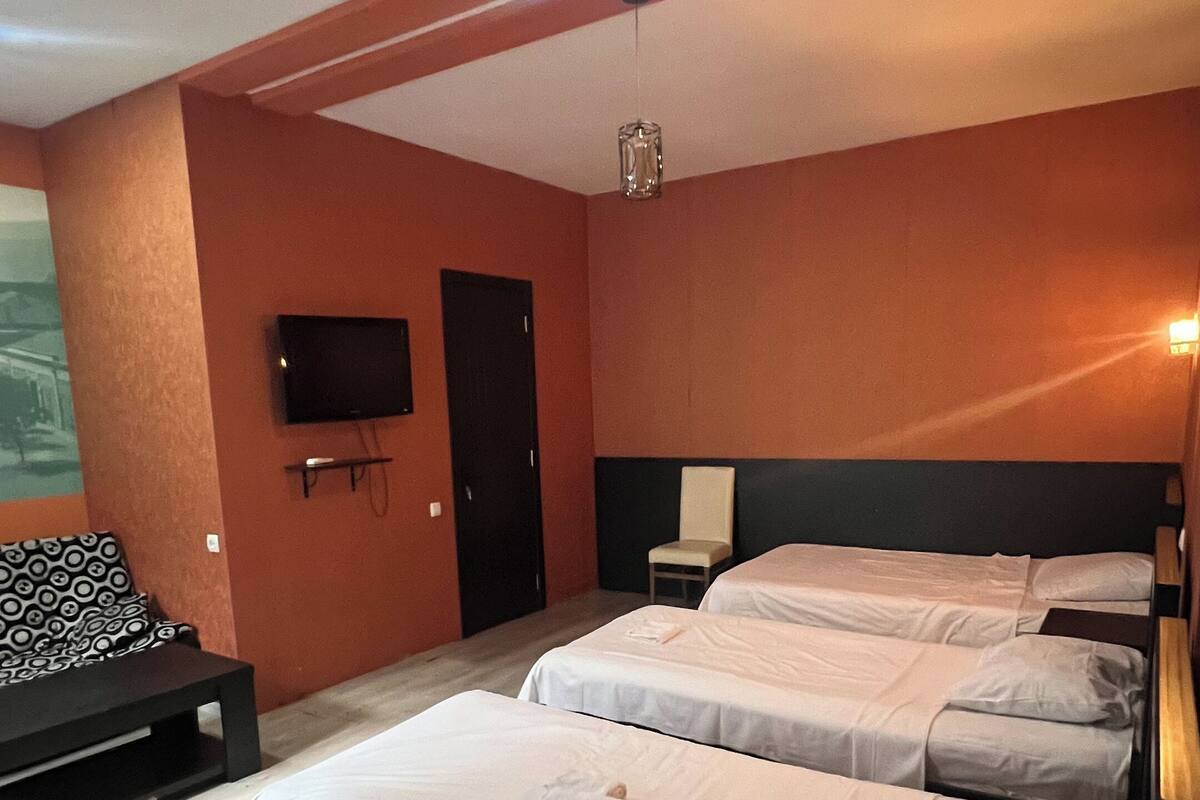 Habitación cuádruple clásica, vista a la ciudad | Espacio para trabajar con laptop, cortinas blackout y insonorización