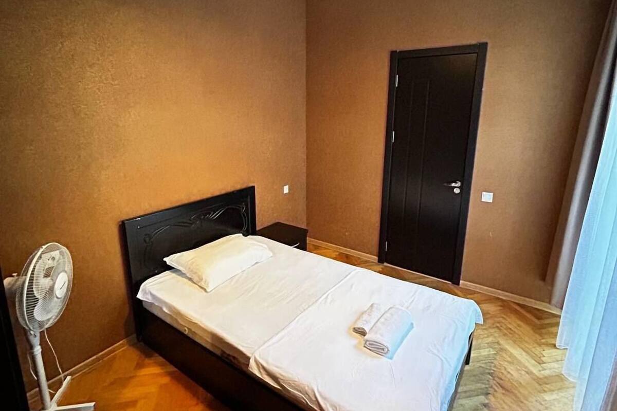 Habitación doble clásica, vista a la ciudad | Espacio para trabajar con laptop, cortinas blackout y insonorización