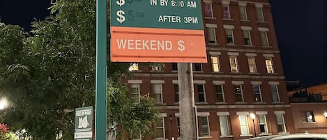 Parkeerplaatsen op het terrein